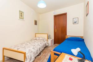 une petite chambre avec un lit et une table dans l'établissement Vecchio Forno, à Puntalazzo 19 autres photos