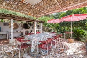 una mesa, sillas y una sombrilla en el patio en Casa di Martina, en Savoca 20 fotos más