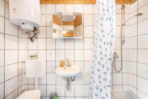 QuitzdorfにあるBungalow 13 - Finnhütteの洗面台、トイレ、シャワー付きのバスルーム +11枚の写真