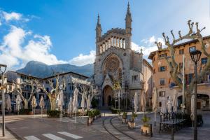 a building with a church with a cathedral at Ca'n Jaume i na Mama Antonia in Sóller