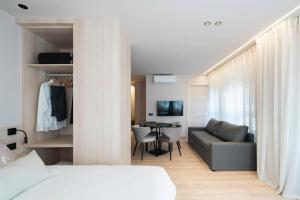 ボカイレントにあるCa Gracia Bocairentのベッドとソファとテーブルのある寝室