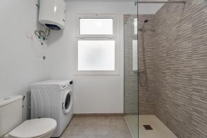 ein Badezimmer mit Toilette und Dusche und einem Fenster in der Unterkunft Casa Chica in Santa Cruz de Tenerife