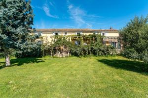 una casa grande con un patio delante en Atelier De Fernand - Mas des Iles, en Pont-Saint-Esprit
