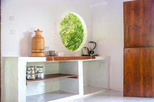 TalawaにあるCeylon Marley Villaの鏡付きの部屋の白いカウンター