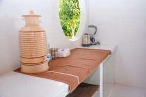 TalawaにあるCeylon Marley Villaのキッチンのカウンターに置かれたボトル