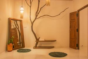 TalawaにあるCeylon Marley Villaの木とテーブルと鏡のある部屋 +31枚の写真