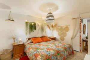 ein Schlafzimmer mit einem Bett mit orangefarbenen Kissen darauf in der Unterkunft Casa vacacional La Finca González in Tenteniguada