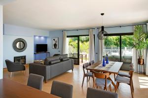 a living room with a couch and a table at Villa Pueblo Don Thomas in Playa de Santiago