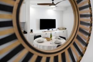 プラヤ・オンダにあるCasa Albazulの鏡の前のダイニングテーブル