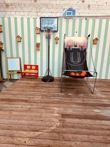 een basketbalring en een mand in een kamer bij Magnifique villa avec piscine pour2 à 13 personnes in Bourg-en-Bresse