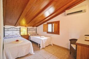 sypialnia z dwoma łóżkami i drewnianym sufitem w obiekcie Can Mascaro w Manacorze +29 zdjęć
