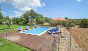 basen z leżakami i parasolem w obiekcie Can Mascaro w Manacorze