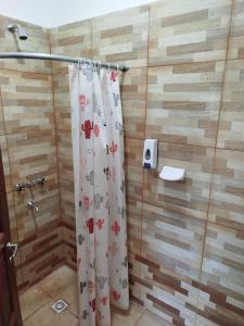 Ένα μπάνιο στο Habitación para 3