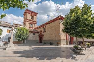 グラナダにあるAlicia's Houseの中庭時計塔のある建物