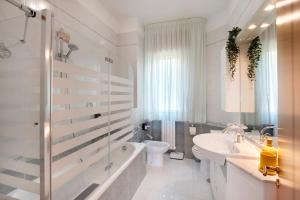 San Mango PiemonteにあるIl Limoneto Di Gioviの洗面台とトイレを備えた白いバスルーム +23枚の写真