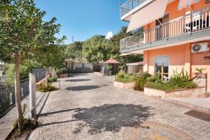 San Mango PiemonteにあるIl Limoneto Di Gioviのアパートメントビルの隣の空き歩道