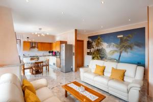 San Mango PiemonteにあるIl Limoneto Di Gioviの白いソファとキッチンのあるリビングルーム