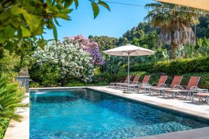 une piscine avec des chaises et un parasol dans l'établissement Son Taronger, à Sóller