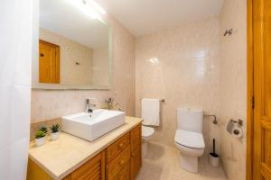 een badkamer met een witte wastafel en een toilet bij Angy Apartment in Alcudia +17 foto's