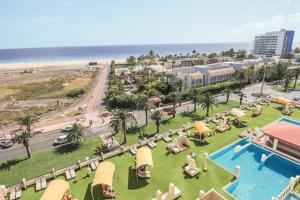 モロ・デル・ハブレにあるPalm Garden with sea views to the pools and beachのプールとビーチのあるリゾートの空からの景色を望めます。