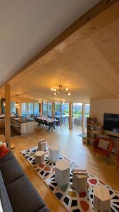 un salon avec un canapé et une table dans l'établissement La villa Grand Ouest, à Plounéour-Trez