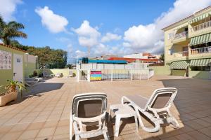 アロナにあるOur Homeのパティオ(白い椅子2脚付)