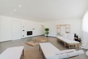 Santa Margherita di BeliceにあるGc Luxury Apartments e Spaのリビングルーム(白い家具、暖炉付)