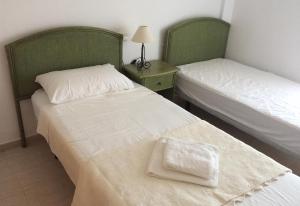 ベラにあるHomely Apartment in El Faroのベッドルーム1室(ベッド2台、ランプ付きテーブル付) +28枚の写真