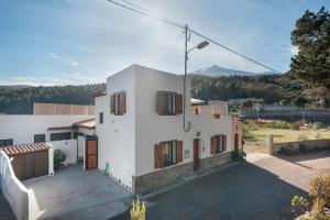 une maison blanche avec une allée et des montagnes en arrière-plan dans l'établissement Casa Rural Kiko, à Icod de los Vinos