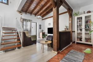 un salon avec un canapé et une table dans l'établissement Casa Rural Kiko, à Icod de los Vinos