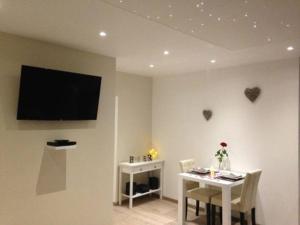 ボール・レ・ゾルグにあるSéjour romantique, Massif centralのダイニングルーム(テーブル、壁掛けテレビ付)