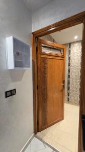 マラケシュにあるNear Airport hostingの電子レンジ付きの客室内の木製ドア +3枚の写真