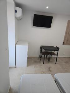 Robion en LuberonにあるCanto Cigalo Rdc 1のテーブルと黒い椅子のある白い部屋