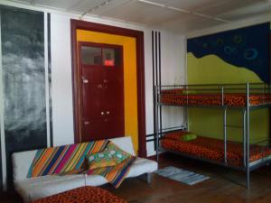 מיטה או מיטות קומותיים בחדר ב-Good Mood Hostel