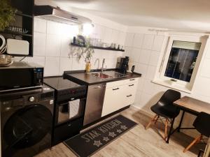 Η κουζίνα ή μικρή κουζίνα στο Ferienwohnung Snug und Hugley +15 φωτογραφίες