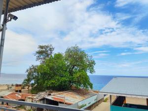mermaidN2 في هونيارا: إطلالة على المحيط من شرفة المنزل