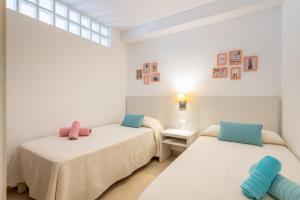 una camera da letto con due letti e una finestra di Apartamento Erizo de Mar a Felanitx Altre 17 foto