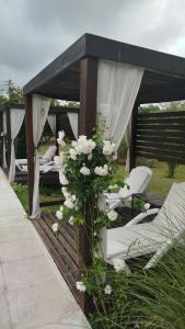 a gazebo with a bunch of white flowers at Hotel Boutique Spa & Sushi Posada de Campo-Solo adultos in Villa General Belgrano