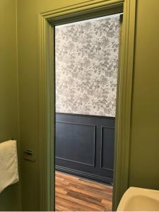 Rooms Foxford في فوكسفورد: حمام مع نافذة ومرحاض في الغرفة +7 صور