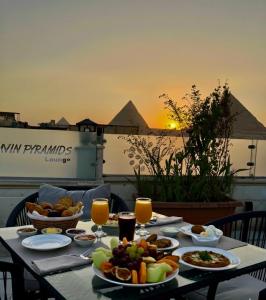 カイロにあるAURORA PYRAMIDS HOTELlのピラミッドの景色を望むテーブル