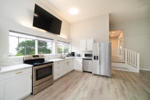 Una cocina o cocineta en Ocean View Ranch 27 fotos más