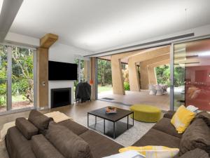 Μια τηλεόραση ή/και κέντρο ψυχαγωγίας στο Beachside Bungalow Casuarina +22 φωτογραφίες