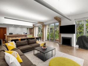 Μια τηλεόραση ή/και κέντρο ψυχαγωγίας στο Beachside Bungalow Casuarina