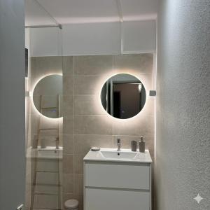 a bathroom with a sink and a mirror at Super appartement T3 proche de tout sans vis-à-vis in Fort-de-France
