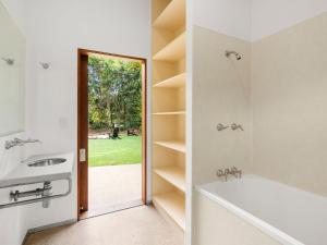 Ένα μπάνιο στο Beachside Bungalow Casuarina