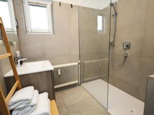 une salle de bain avec douche et lavabo dans l'établissement Tirola Platzl, à Hopfgarten im Brixental