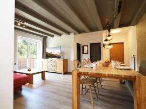 une salle à manger avec une table et des chaises en bois dans l'établissement Tirola Platzl, à Hopfgarten im Brixental