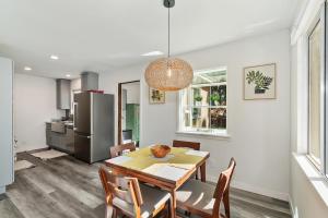 eine Küche und ein Esszimmer mit Tisch und Stühlen in der Unterkunft Evergreen Escape Cabin for families in Sugarloaf