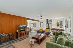 ein Wohnzimmer mit Sofa und Fernseher in der Unterkunft Evergreen Escape Cabin for families in Sugarloaf