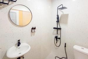 Koupelna v ubytování SANS FYBED Hotel Semarang